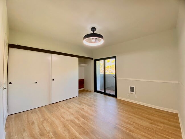 Building Photo - 8722 Villa La Jolla Dr