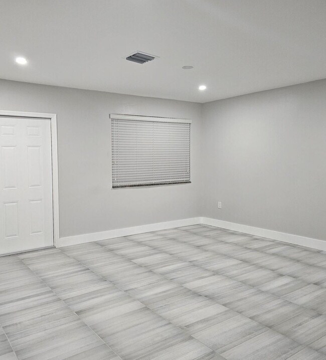 Foto del edificio - 1680 NW 128th St