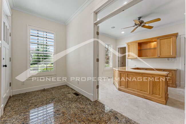 Building Photo - Gorgeous Home with Central AC and Washer/D...