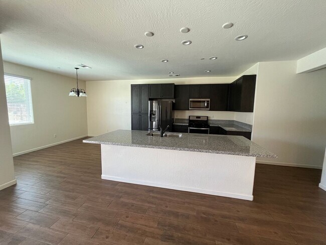 Building Photo - beautiful three bedroom home with sparkling pool in Visalia