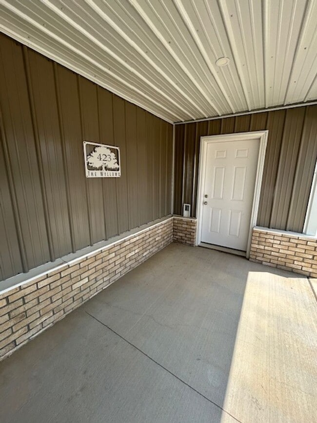 Building Photo - 423 E James Dr