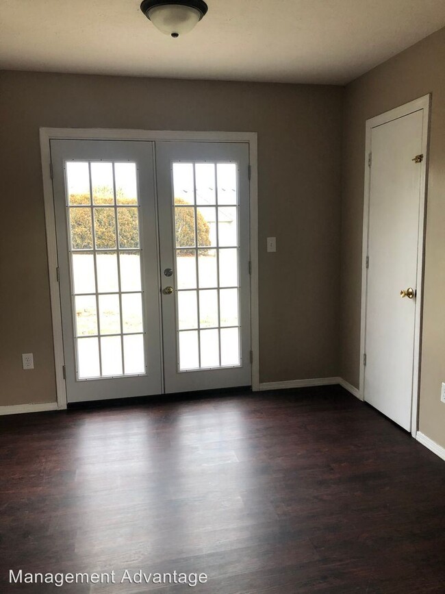 Building Photo - 3611-3613 Thornhill Cir E