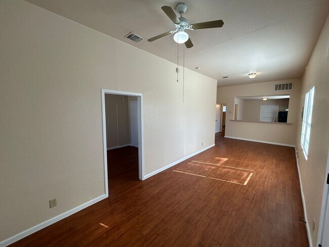 Building Photo - **APPLICATION RECEIVED** 2 Bedroom / 1 Bat...