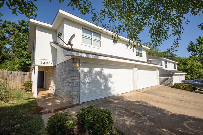 Building Photo - 3 Bedroom 3.5 baths