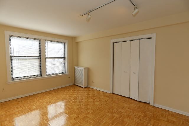 Building Photo - 744 W Belmont Ave