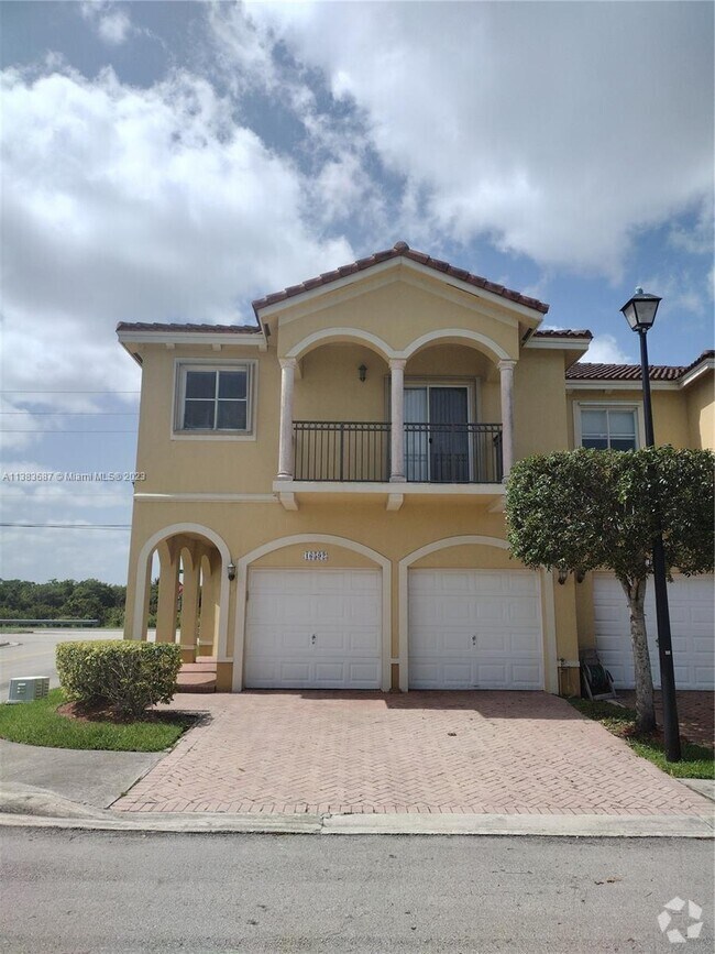 Sunset Lake Townhomes Apartments under 800 Miami, FL 3 Rentals
