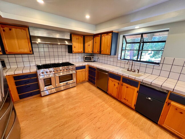 Building Photo - Fully Furnished Incline Home
