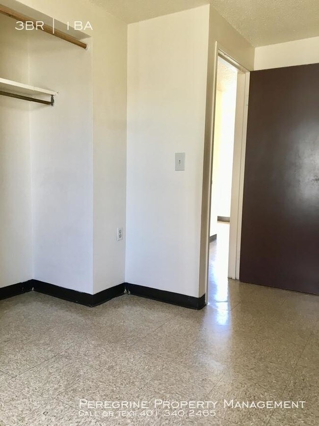 Building Photo - 3 bedroom in Central Falls RI 02863