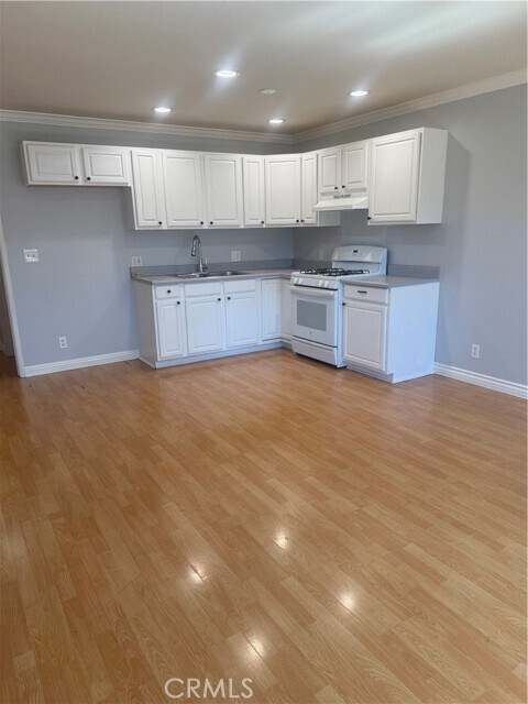 Foto del edificio - 6439 Woodman Ave