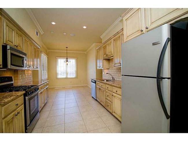 Building Photo - Luxury Townhome in Rogers AR