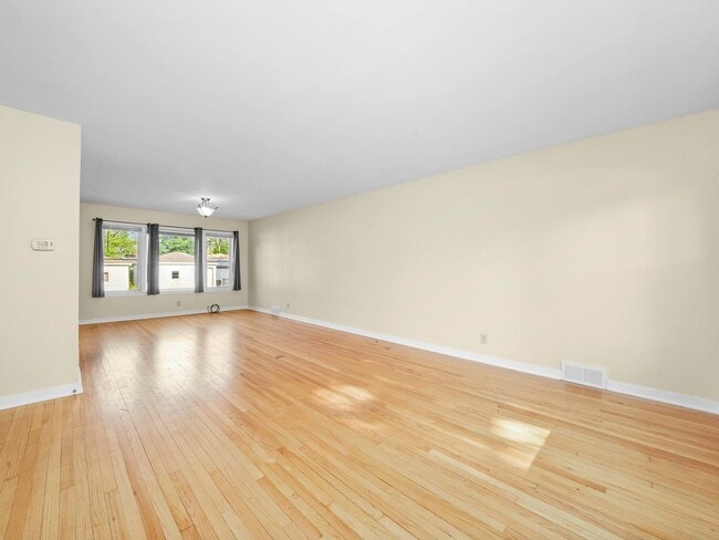 Foto del edificio - 7754 S Yates Blvd