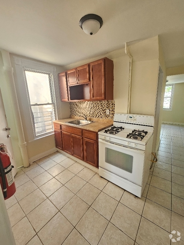 Building Photo - 17 E 21st St
