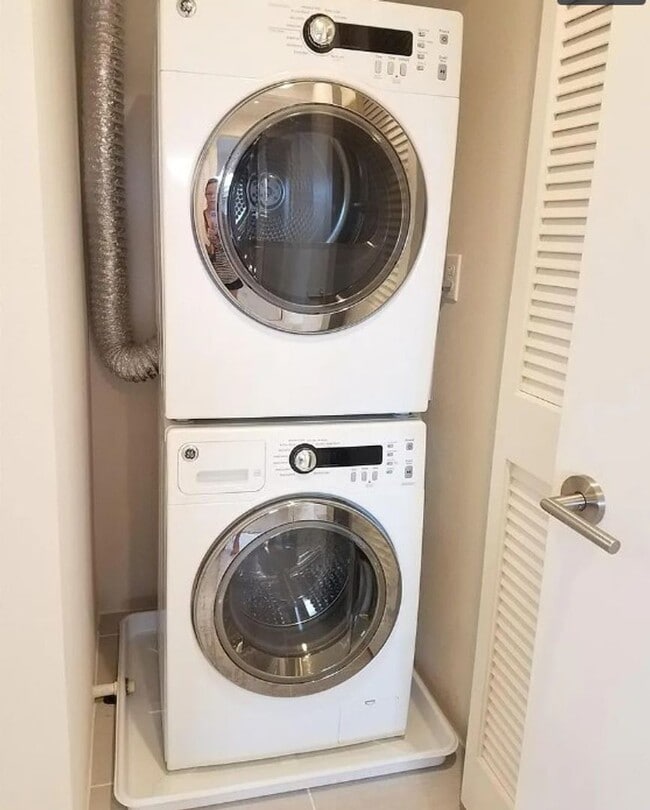 Building Photo - Modern Touches. Pets Negotiable.