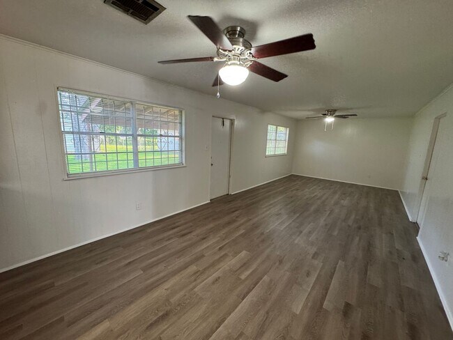 Building Photo - Rare 5 Bedroom Home in South Bossier