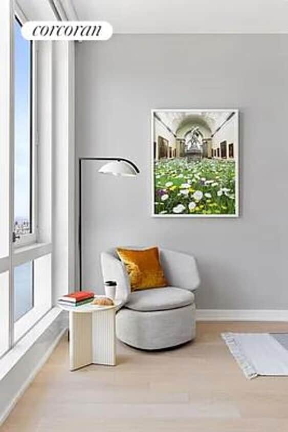 Building Photo - 555 W 38th St