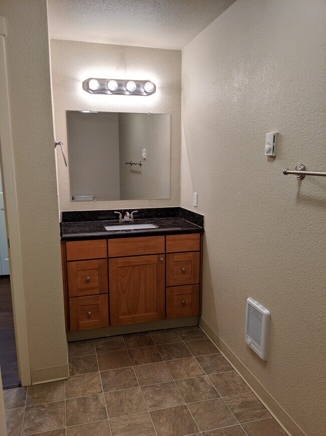 Baño - 3305 Sawyer St