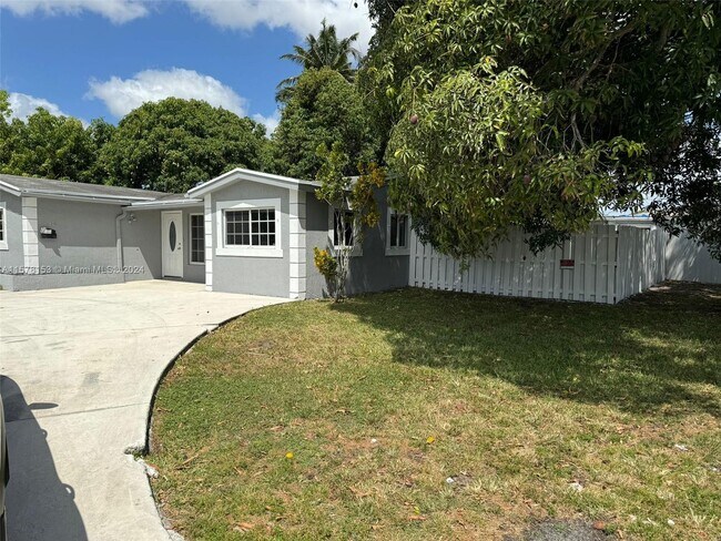 Building Photo - 2020 Bahama Dr