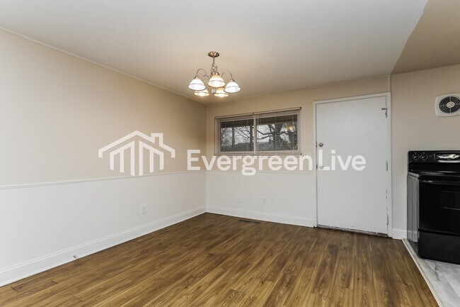 Building Photo - 4760 Rolling St