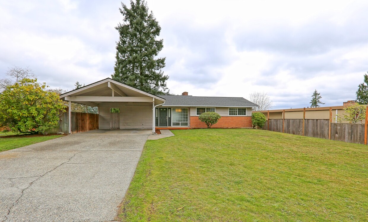 Foto principal - Remodeled 4 Bed 2.5 Bath Bellevue Home