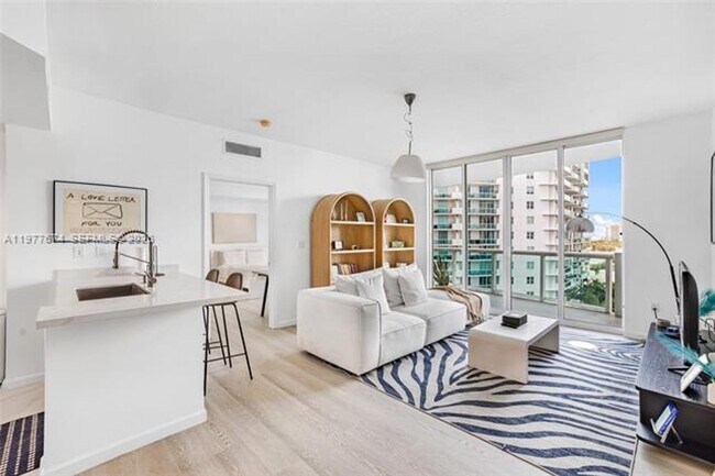 Foto del edificio - 7910 Harbor Island Dr