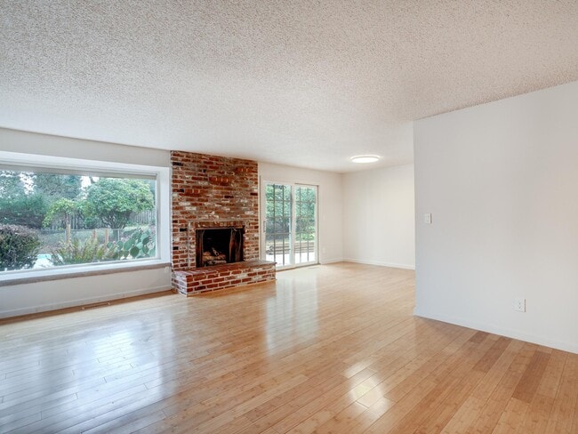 Building Photo - 3902 NE 135th Ave
