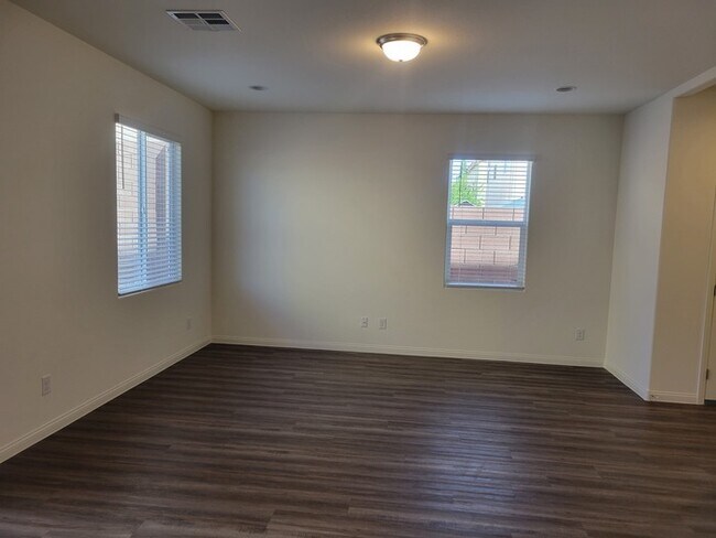 Foto del edificio - Beautiful 4-bedroom home!