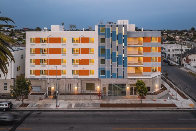 Foto del edificio - 4238 S. Western Ave