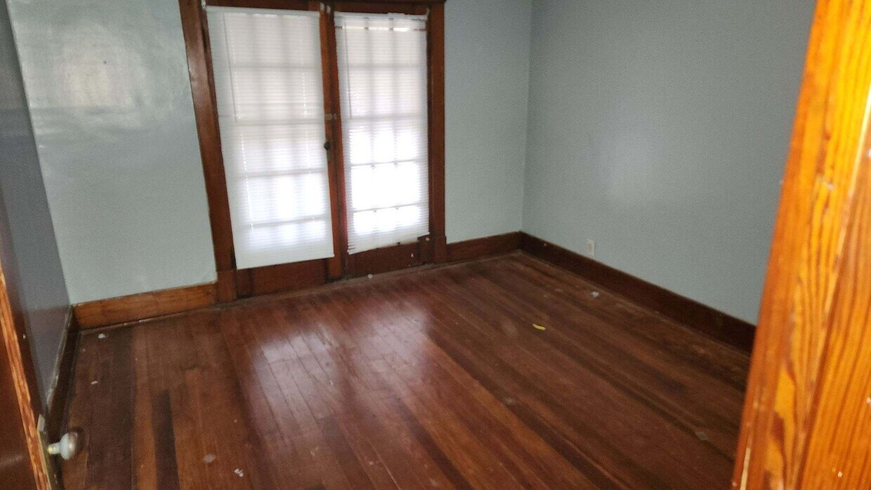 828 S Pasfield St Unit upstairs, Springfield, IL 62704 Room for Rent