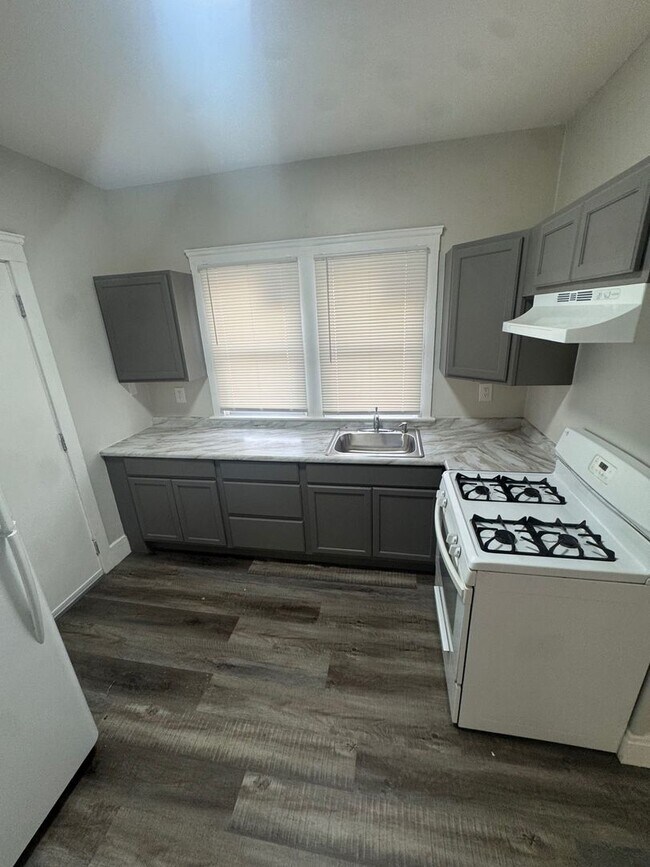 Building Photo - Charming 4-Bedroom Property in Prime Location