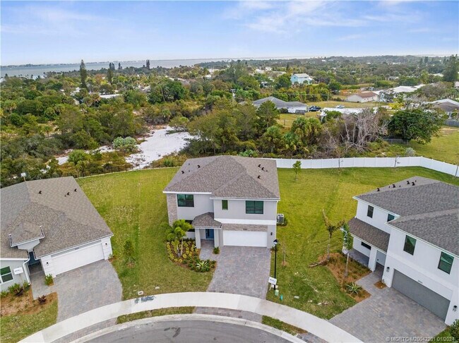 Building Photo - 2048 NE Ocean Dunes Dr