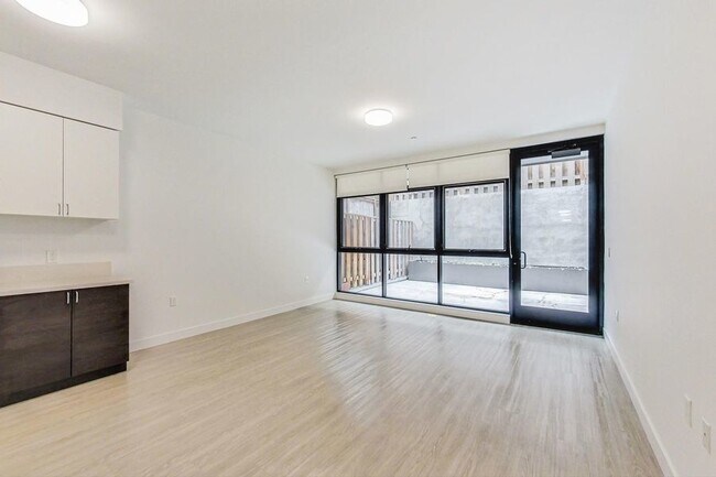Building Photo - Luxury apartment on Piedmont with private ...