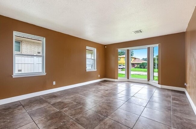 Building Photo - 2728 Valentine Ct