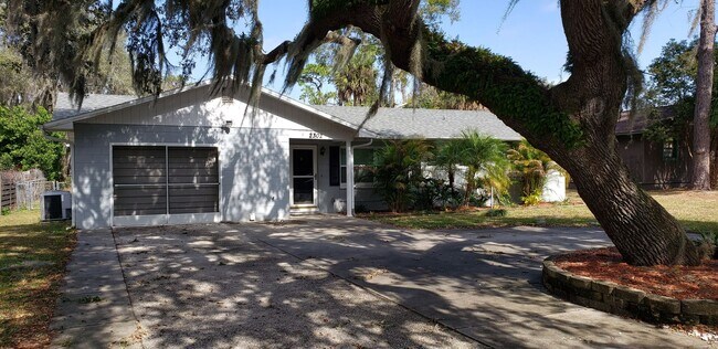 Building Photo - 3 bed, 2 bath 1 car garage