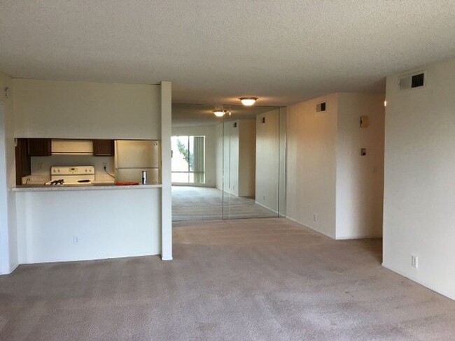 Foto del edificio - 2 Bedroom 2 Bathroom Single Story Condo, 3...