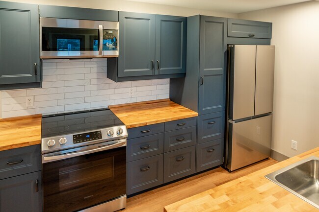 Nueva cocina de inducción y refrigerador. - 622 Cedar St