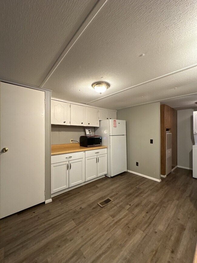 Building Photo - Nice 3 Bedroom, 2 Bathroom Home - 110 Wood...