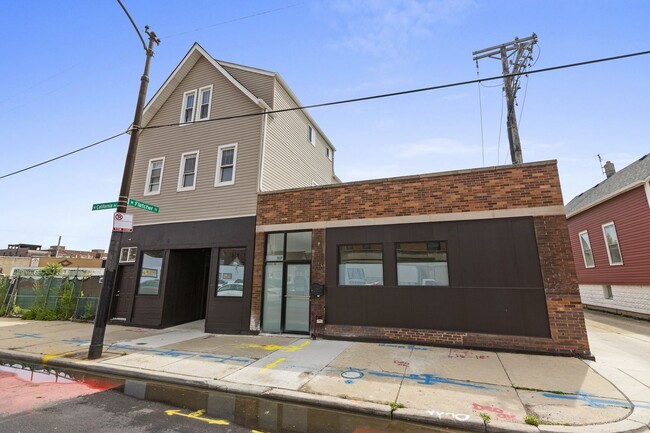 Building Photo - 3124 N California Ave