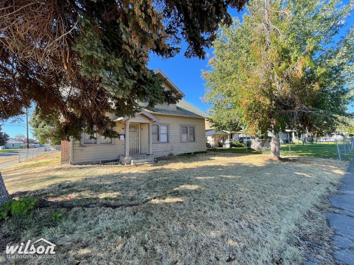 Primary Photo - Spacious 4-Bedroom Oasis in the Heart of Y...