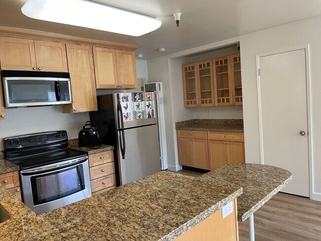 Building Photo - Updated 1/1 Diamond Head West Petaluma Con...