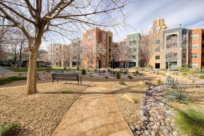 Building Photo - Guard Gated 3rd Floor Unit off Las Vegas Blvd