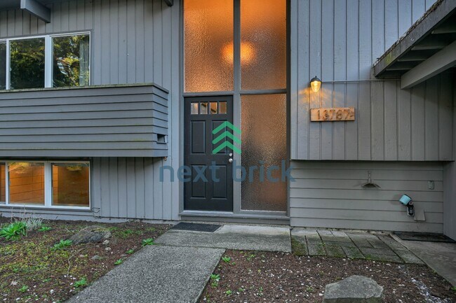 Foto del edificio - Welcome to this beautifully located 4-bedroom, 2-bath