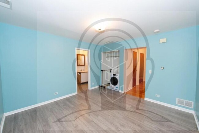 Building Photo - 2 bedroom in CHICAGO IL 60641