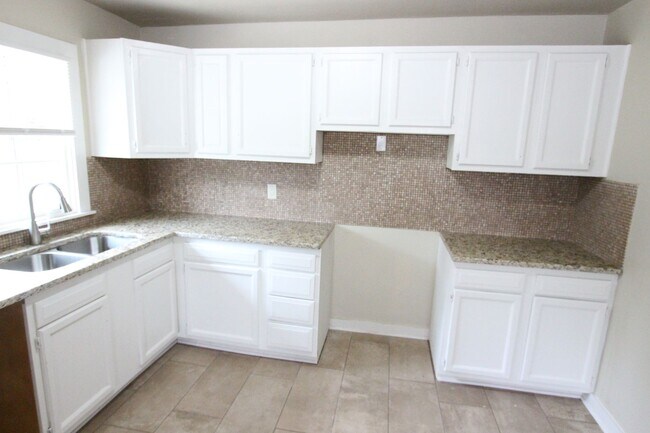 Foto del edificio - West Allis 3 bedroom 1 bath ranch Home