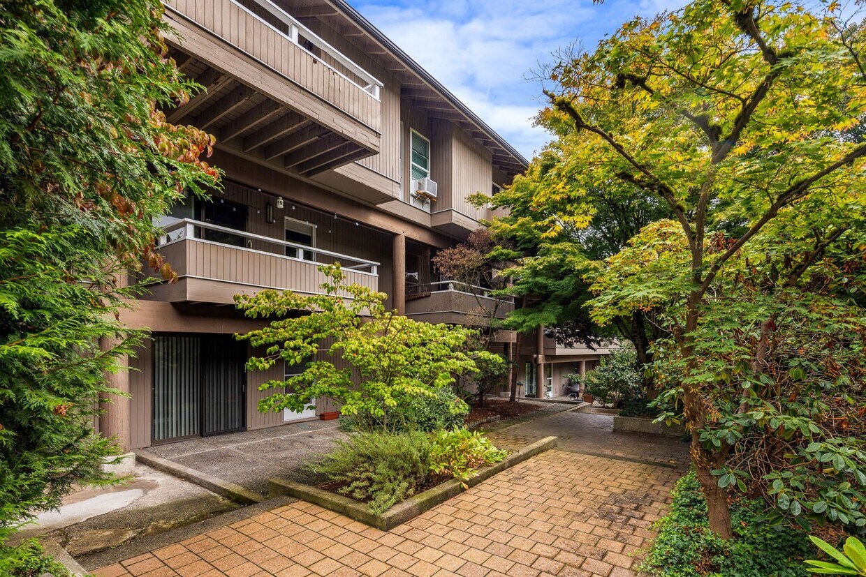Foto principal - 922 100th Ave NE