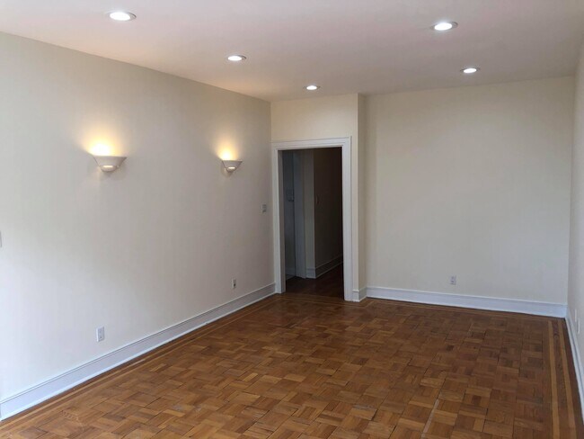 Building Photo - 218 Broad Ave