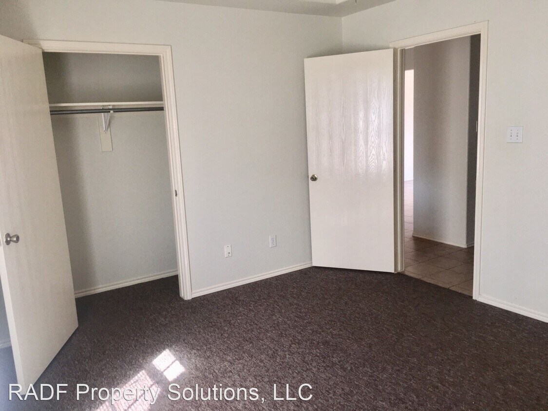 Foto principal - 405 E Sam Houston Blvd