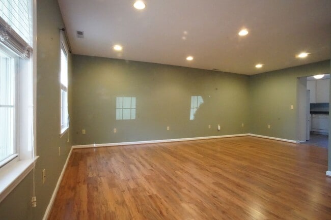 Foto del edificio - 4 Bed / 3 Bath.  Pet Friendly.  Reserved Parking. Master on Main.