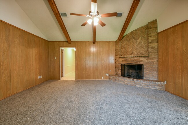 Building Photo - 2213 Westside Dr