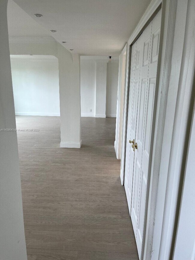 Foto del edificio - 9125 SW 77th Ave
