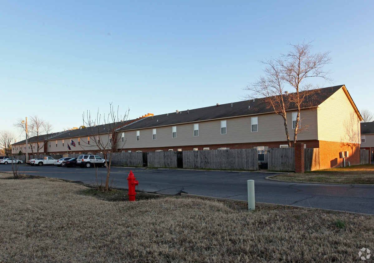 Primary Photo - Holiday Townhouses